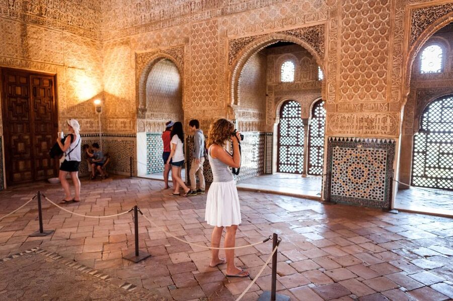 Fast-Track Alhambra & Nasrid Palaces Guided Tour - Pace, group control, and how long you really spend touring