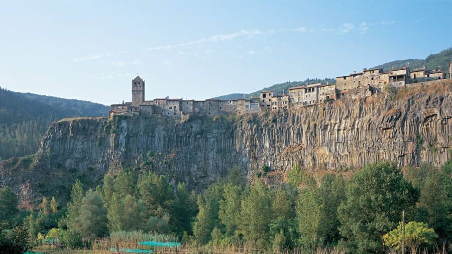 From Barcelona: Besalú & Medieval Towns Tour w/ Hotel Pickup - Castellfollit de la Roca: that cliff village view and photo timing