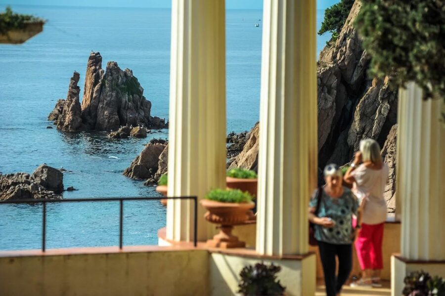 From Barcelona: Costa Brava Day Tour with Lunch - Guides, Humor, and a Day That Does Not Feel Like Homework