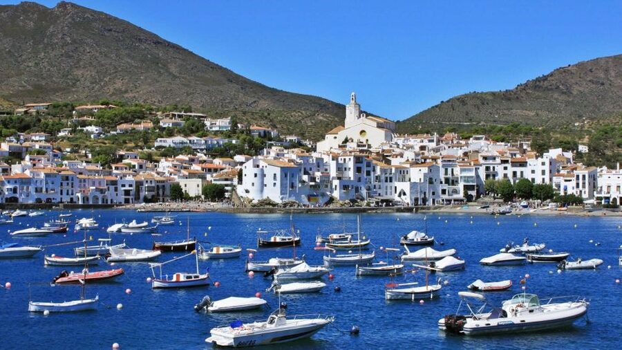 From Barcelona: Dalí Triangle and Cadaques Tour - Cadaqués walking time, sea views, and a real lunch break