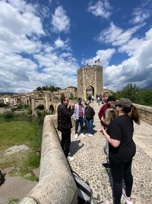 From Barcelona: Girona, Besalú & Medieval Villages Day Trip - Castellfollit de la Roca: basalt cliffs and the Sant Salvador viewpoint