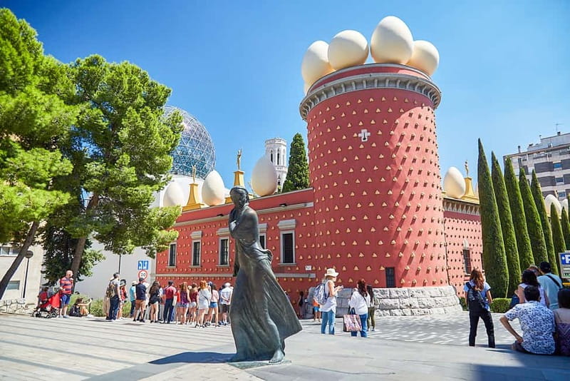From Barcelona: Girona&Dalí Museum Day Trip with Small Group - Meeting point and the bus ride from Estación del Nord