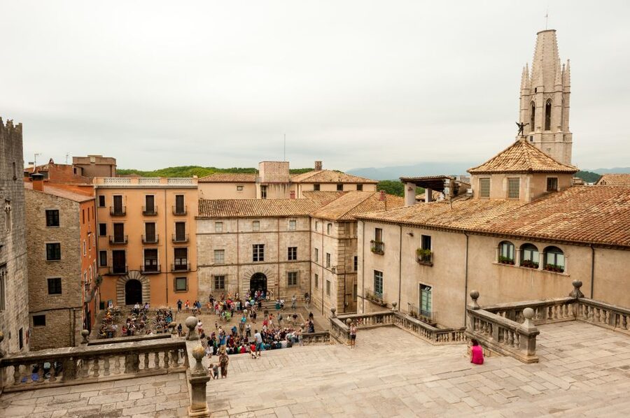 From Barcelona: Girona Guided Tour & Dalí Museum in Figueres - Figueres arrival: walking into the Dalí Theatre-Museum, rebuilt from history