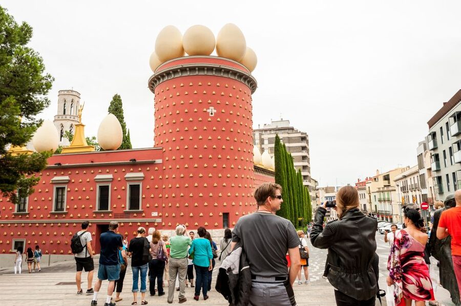 From Barcelona: Girona Guided Tour & Dalí Museum in Figueres - What to do about lunch, walking stamina, and a tight schedule