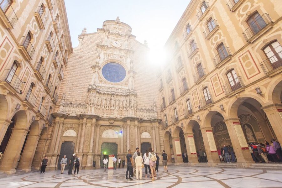 From Barcelona: Montserrat Half-Day Wine and Tapas Trip - From Barcelona to Montserrat: how the day stays on track