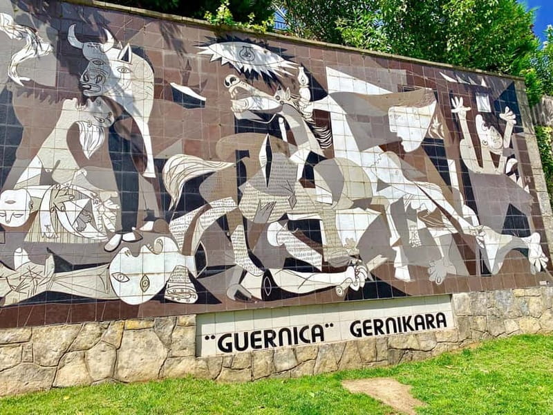 From Bilbao: Gaztelugatxe, Mundaka, and Guernica Tour - Meeting in Bilbao: finding the Puppy at the Guggenheim
