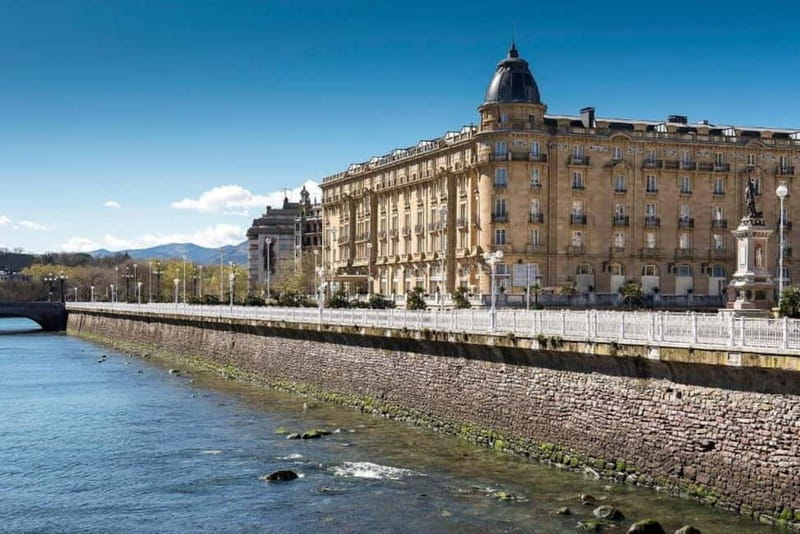 From Bilbao: Loyola, Getaria, Zarautz and San Sebastian Tour - San Sebastián Old Town Walking Tour and Your 2 Hours to Eat