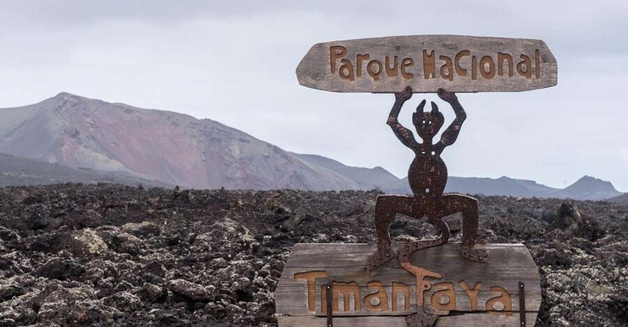 From Fuerteventura: Lanzarote Volcano and Wine Region Tour - Timanfaya National Park, Where the Heat Show Is the Star