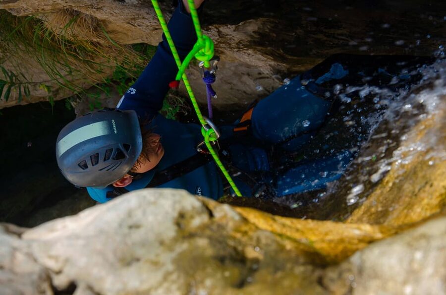 From Granada: Rio Verde Canyoning Tour with Lunch - Getting from Granada to the Sierra de Almijara canyon start