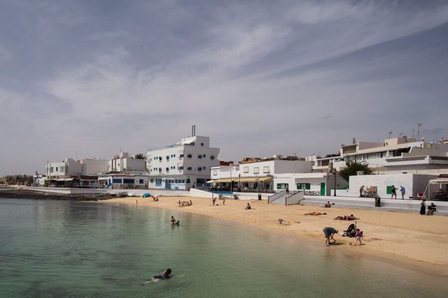 From Lanzarote: Day Trip to Fuerteventura and Corralejo - Guides, languages, and how the day actually stays easy