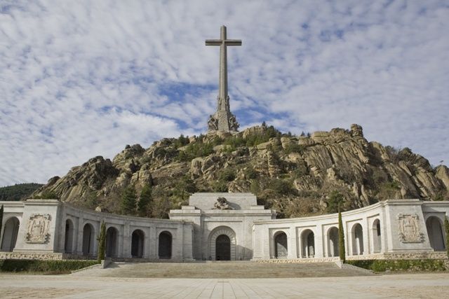 From Madrid: El Escorial, Valley and Segovia Day Trip - El Escorial and Segovia in one long day: what this tour does well