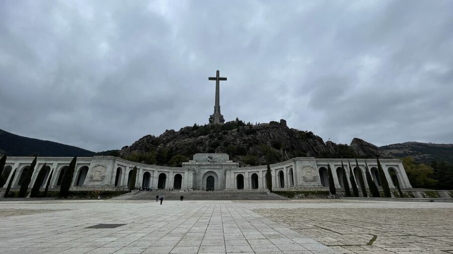 From Madrid: Escorial Monastery and the Valley of the Fallen - El Escorial: a royal complex you can actually understand