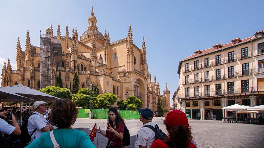 From Madrid: Guided Day Trip to Segovia, optional Alcázar - Food, drink, and timing: what’s not included