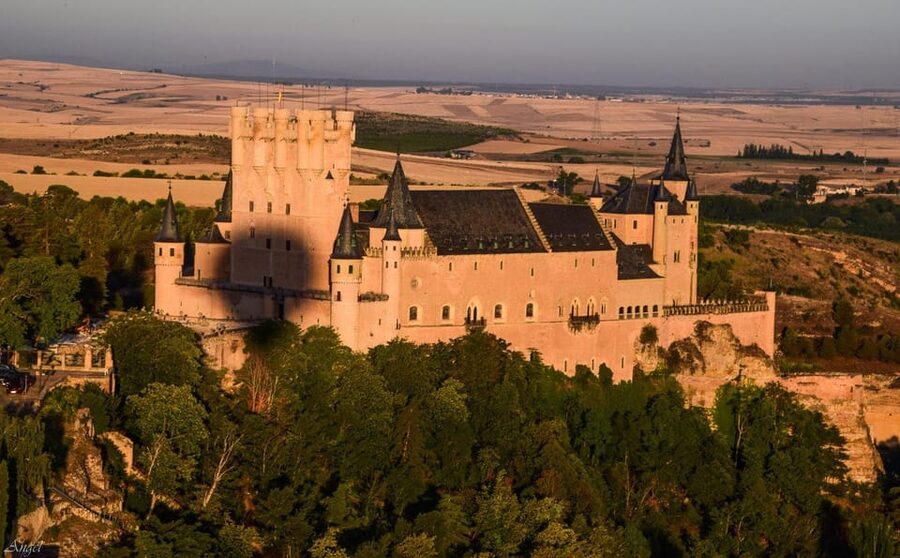 From Madrid: Hot Air Balloon over Segovia with Transfer - 1 hour over Segovia: seeing Alcázar and the Roman aqueduct in plain sight