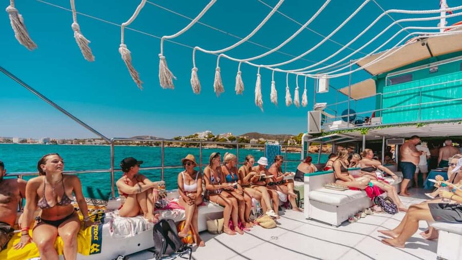 From Magaluf: Palma Bay Sightseeing Cruise with Live Music - Arriving at Magaluf Beach and Getting Set for the Cruise