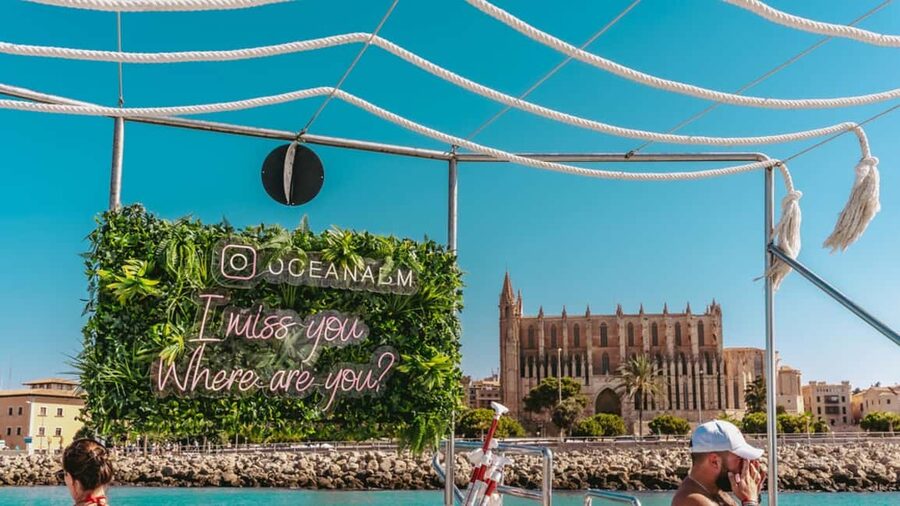 From Magaluf: Palma Bay Sightseeing Cruise with Live Music - Illetas and Punta Negra: Photo-Friendly Coastline Minutes