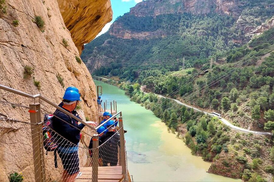 From Málaga: Caminito del Rey Guided Day Trip - Entering the Caminito, tunnel to trail and the helmet check