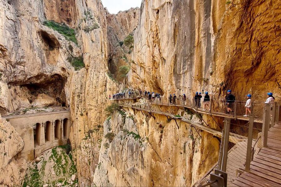 From Málaga: Caminito del Rey Guided Day Trip - Walking over the Guadalhorce River, what the 2.5 hours actually feels like