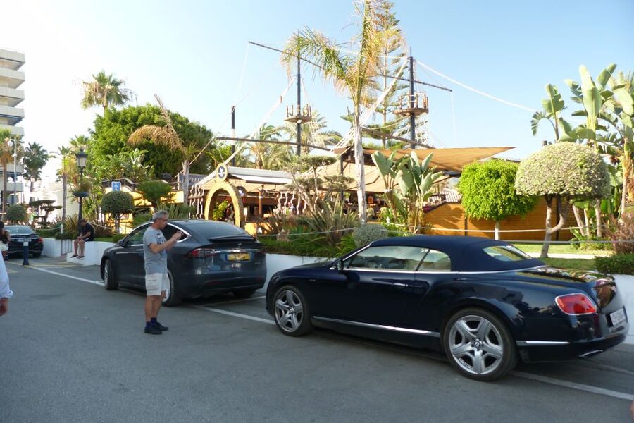 From Malaga or Costa del Sol: Mijas, Marbella & Puerto Banus - A short Dalí-style photo stop on Av. del Mar