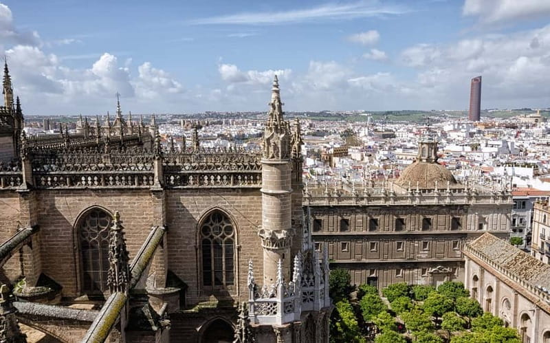 From Malaga: Seville Day Trip with Real Alcázar Tickets - Getting to Seville by coach, with smart stops