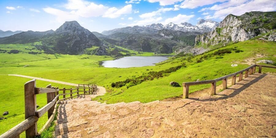 From Santander or Llanes: Covadonga Lakes & Cangas de Onis - Mirador de Entrelagos and the two-lake viewpoint moment