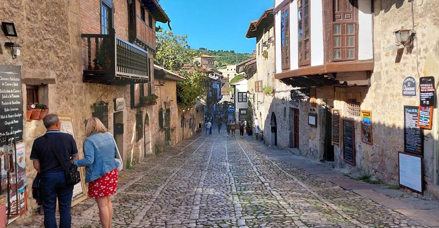 From Santander: Santillana del Mar & Altamira Museum Tour - The Santillana to Comillas window: using your free time wisely