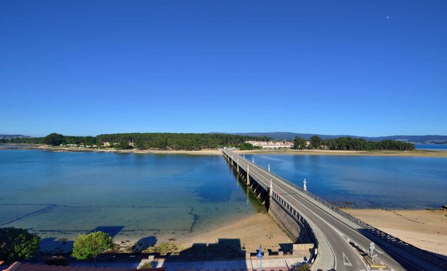 From Santiago: Tour to Rias Baixas with Boat Trip and Winery - The Rías Baixas boat cruise: where the mussels steal the show
