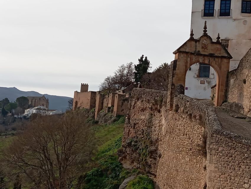 From Seville: Ronda+Setenil de las Bodegas Day Trip - Maestranza Theater meeting point, WhatsApp instructions, and the 10-hour rhythm