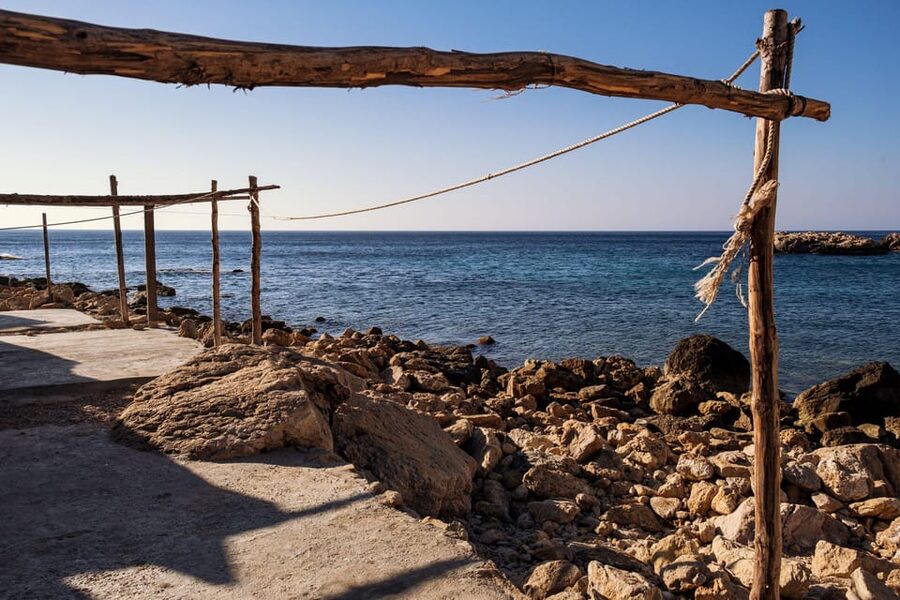 From Valencia: Cala del Moraig Hiking & Beach Trip - Food, Water, and the Kiosk Reality