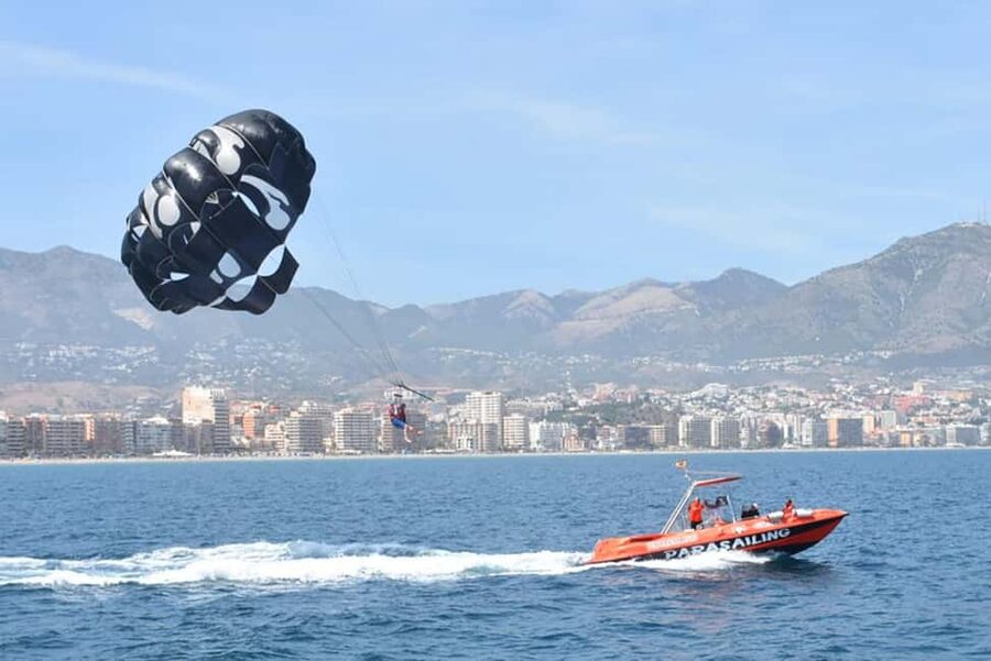 Fuengirola: The Best Parasailing Experience in Fuengirola - From check-in to flying: how the 1 hour experience usually plays out