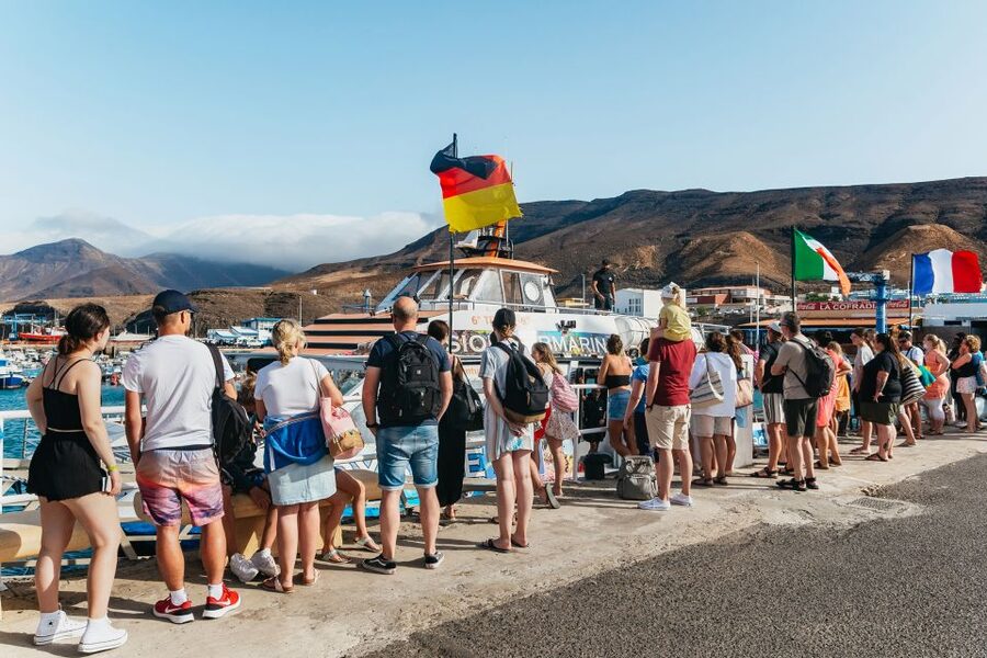 Fuerteventura: Glass Bottom Boat Cruise with Lunch & Drinks - Lunch at sea: paella, Canarian flavors, and drinks that keep morale up