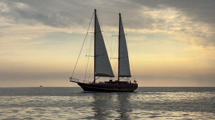 Fuerteventura: Sunset boat trip with DJ, Food & Drinks - How the evening likely flows on the water