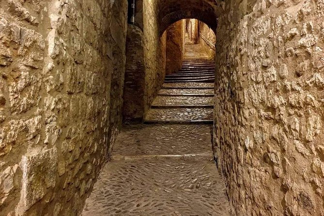 Game Of Thrones Walking Tour in Girona - Sant Pere de Galligans cloisters at Plaça dels Jurats