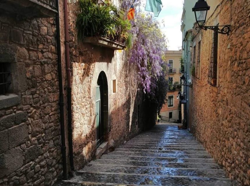 Girona: Game of Thrones Small Group Tour - Plaza dels Jurats and Sant Pere de Galligans: Romanesque calm in a busy mind