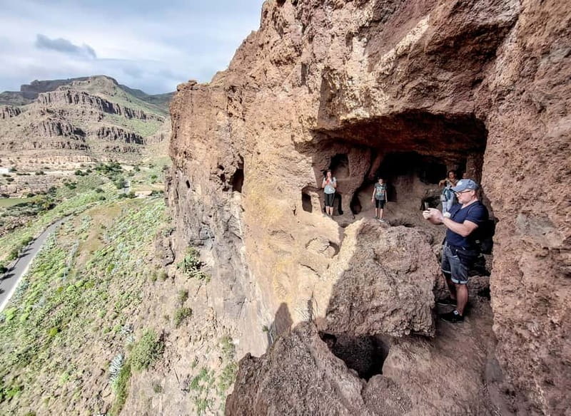 Gran Canaria: Red Gorge, Cave, Oasis Adventure Tour & Picnic - First, the overall vibe: short hikes, big scenery, small group