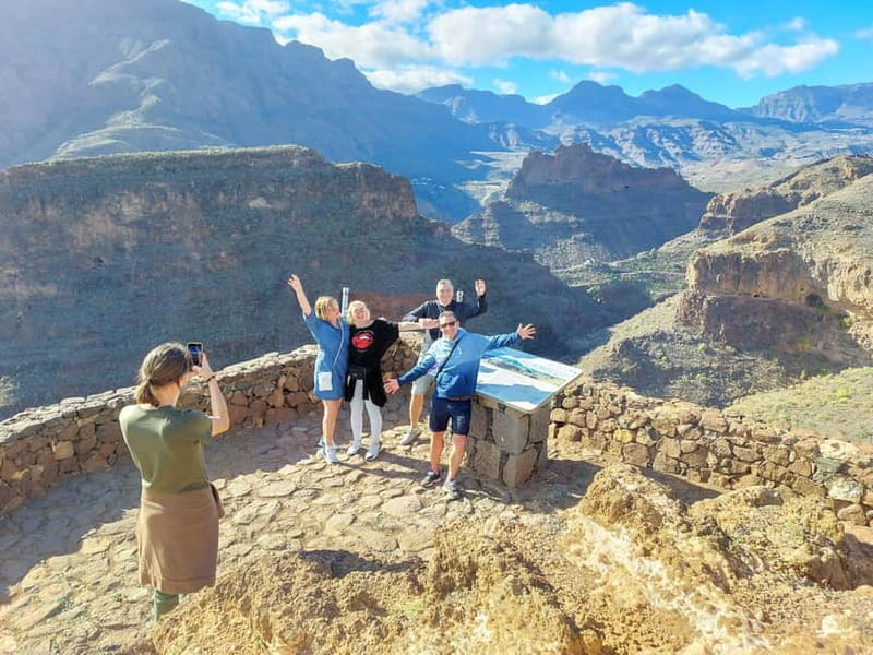 Gran Canaria: Red Gorge, Cave, Oasis Adventure Tour & Picnic - Aboriginal caves on rocky paths: the part that feels most adventurous