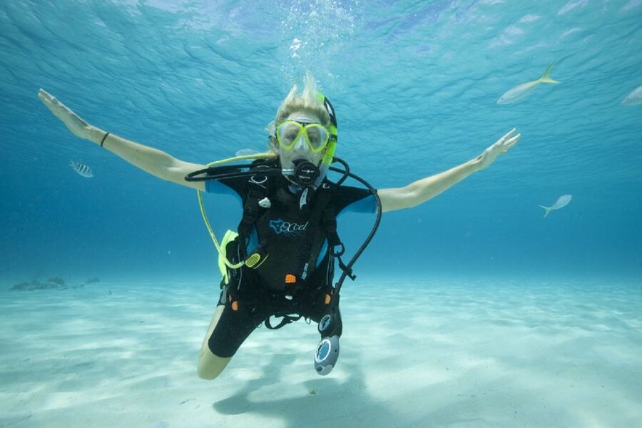 Gran Canaria: Scuba Diving for Beginners - The safety briefing and theory: hand signals, rules, and gear basics