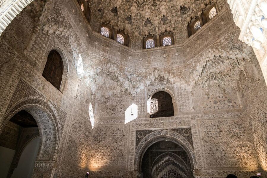 Granada: 3-Hour Alhambra and Generalife Gardens Guided Tour - Live Guide Quality: Why the Audio System Matters