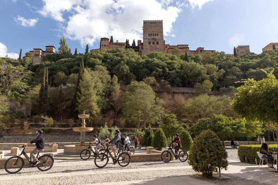 Granada: Albaicin and Sacromonte E-Bike Tour - Meeting up near Plaza Nueva and getting your bearings fast
