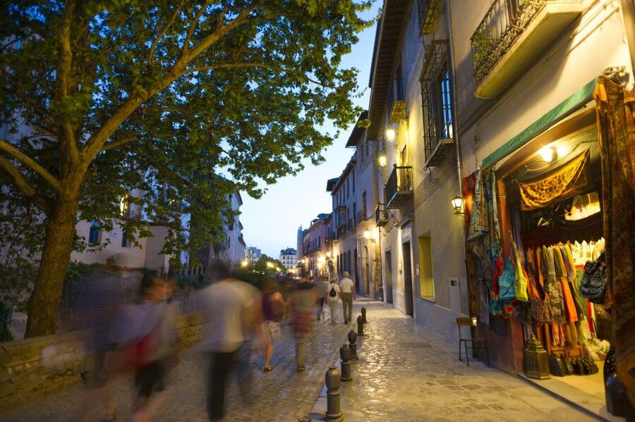 Granada: Albaicin and Sacromonte Evening Walking Tour - Sacromonte after sunset: caves, gypsy life, and flamenco streets