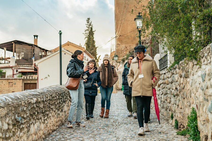 Granada: Albaicín and Sacromonte Guided Sunset Walking Tour - Albaicín at Golden Hour: UNESCO Streets and the Alhambra Connection