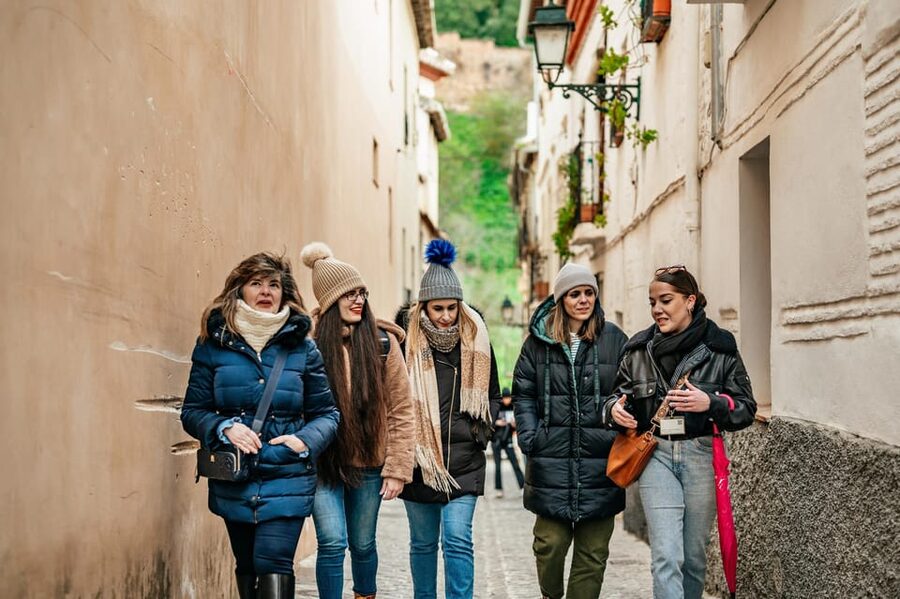 Granada: Albaicín and Sacromonte Guided Sunset Walking Tour - Down Into Sacromonte: Valleys, Viewpoints, and Flamenco Culture Cues