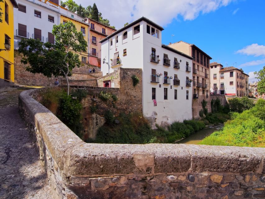 Granada: Albaicín and Sacromonte Walking Tour - Price and logistics: what $18 buys you (and what it does not)