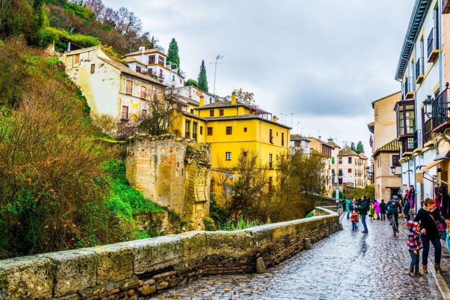 Granada: Albaicín and Sacromonte Walking Tour - Puerta de las Pesas and Plaza Larga: moving through historic thresholds