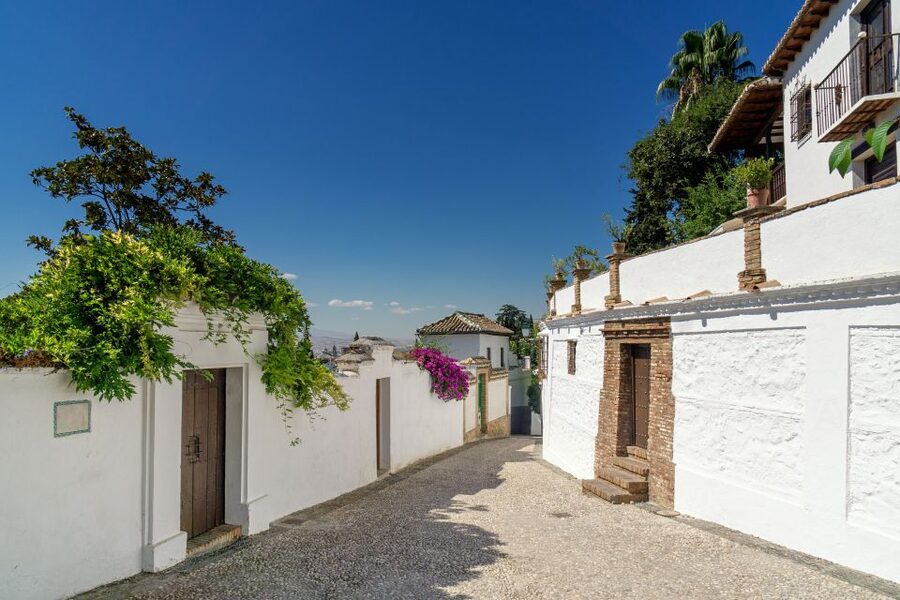 Granada: Albaicín and Sacromonte Walking Tour - Carrera del Darro: the final stroll that ties it together