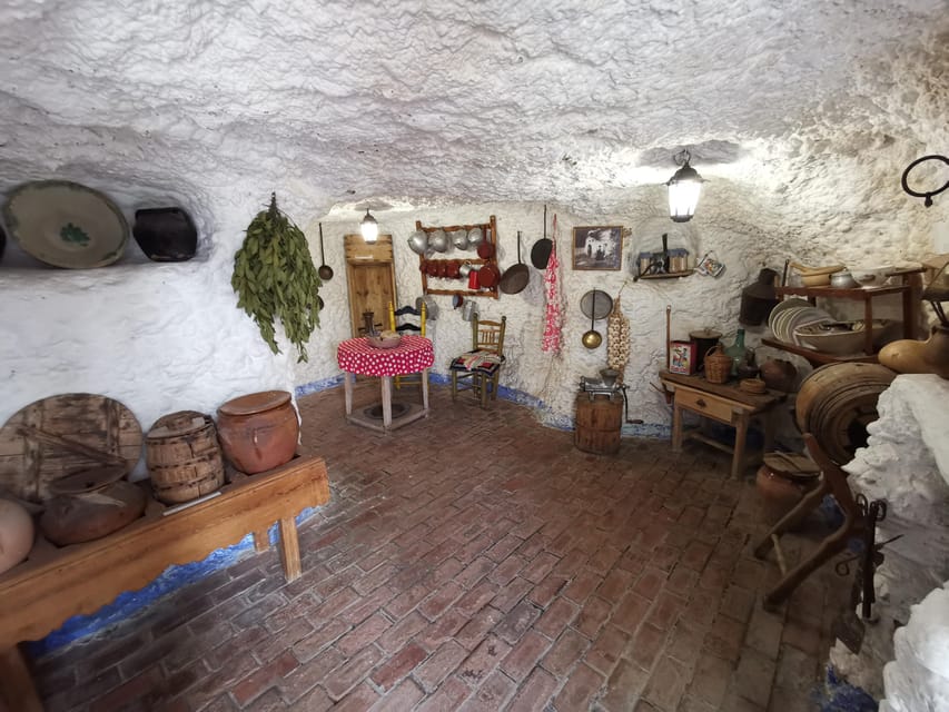 Granada: Albaicín, Sacromonte & Museum of Caves Walking Tour - How much value you get for $35 in 2.5 hours