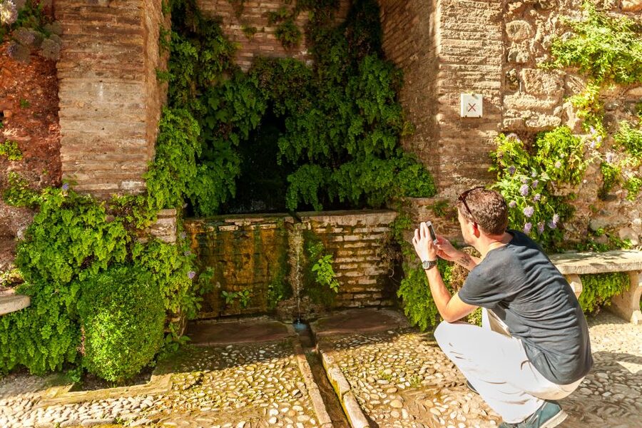 Granada: Alhambra and Generalife Garden Ticket & Guided Tour - Generalife Gardens: where water, flowers, and courtly life meet