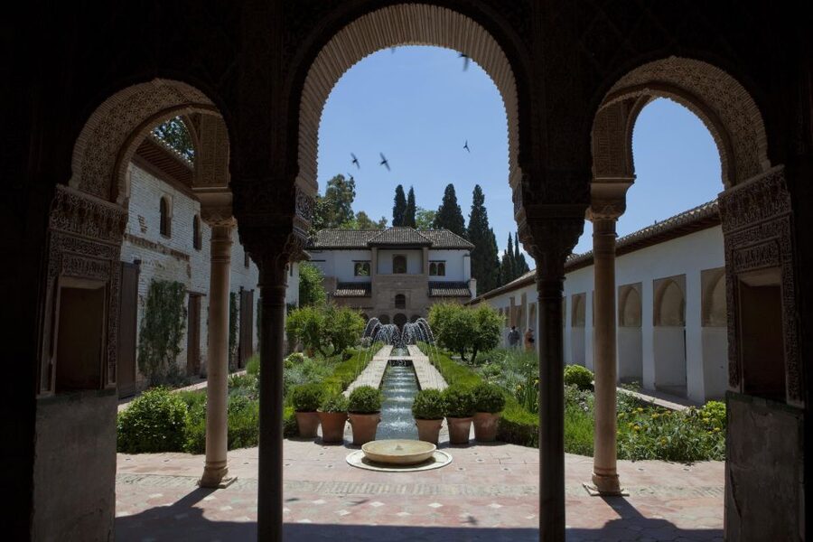 Granada Alhambra and Generalife Gardens Experience Tour - What to look for, so the architecture actually sticks