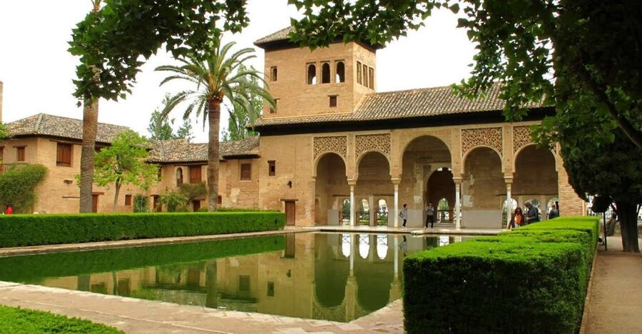 Granada: Alhambra and Generalife Gardens Guided Tour - A key consideration