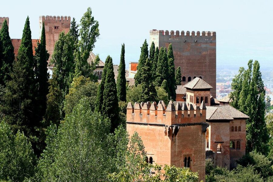 Granada: Alhambra and Generalife Gardens Guided Tour - The route: orange-umbrella start and how the day is shaped